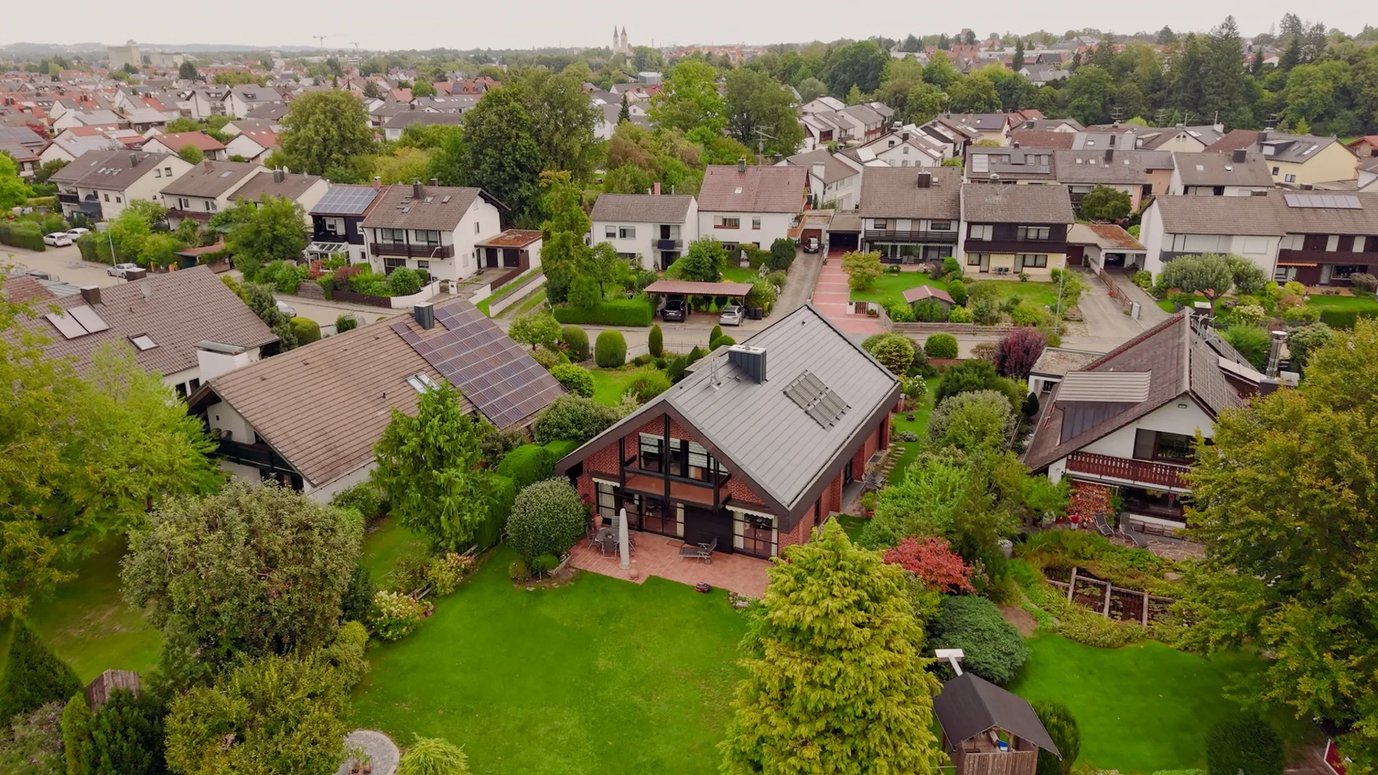Das Haus mit dem neuen Dach im Wohngebiet, Luftaufnahme