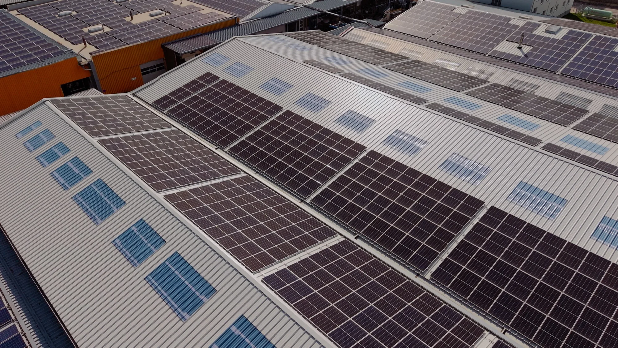 Nahaufnahme der Photovoltaikreihen auf dem Metalldach