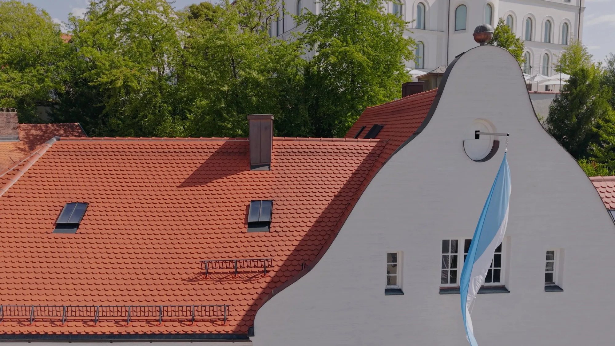 Ziegeldach hinter dem geschwungenen Giebel, Blick von oben