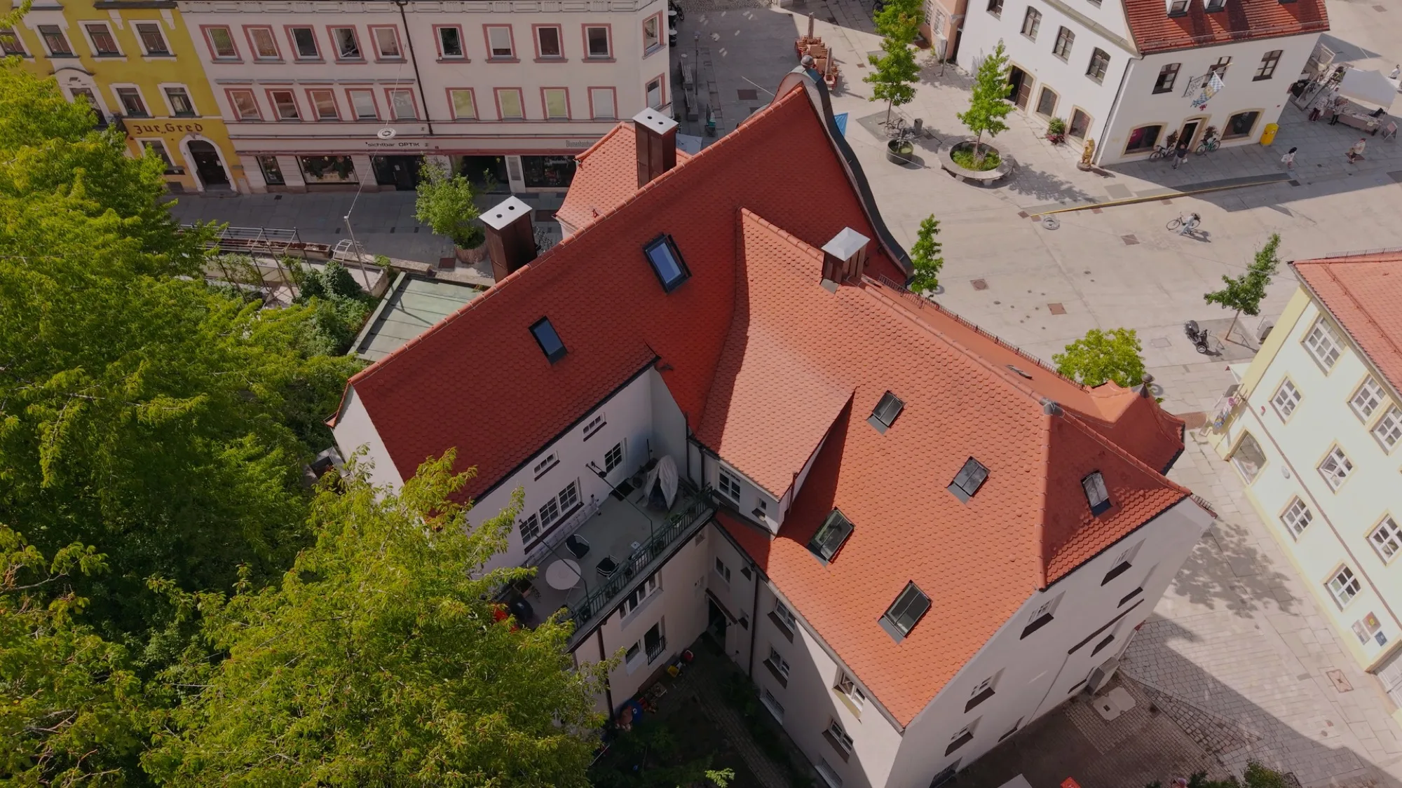 Das Stadthaus mit neuem Dach in der Altstadtgasse, Luftaufnahme