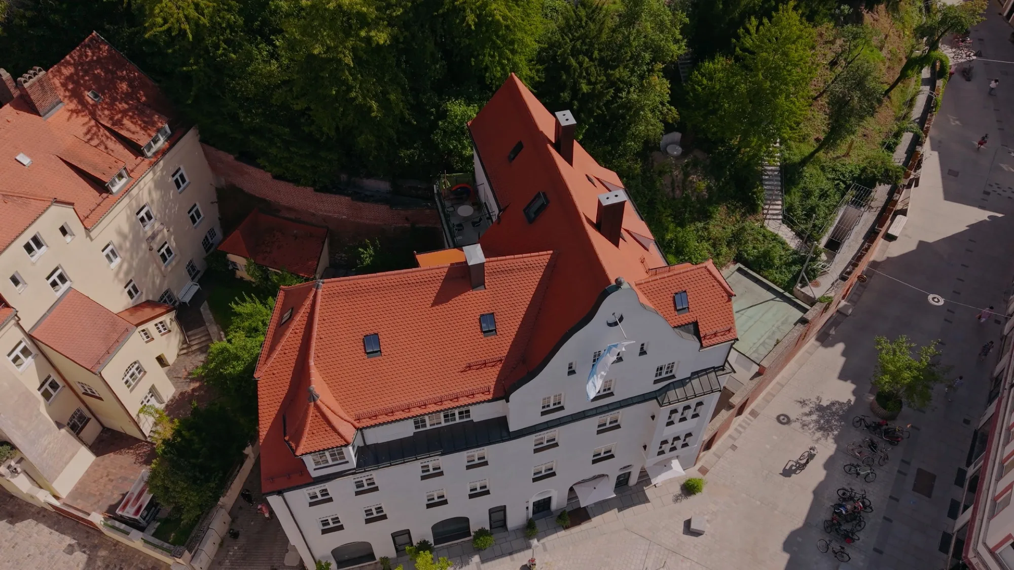 Dachlandschaft des Stadthauses zwischen den Nachbargebäuden